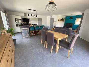 Maison moderne et agréable avec jardin