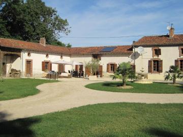 Charming cottage on estate 1880 with pool at the foot of the Pyrenees