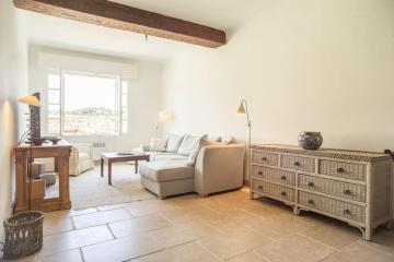 Peaceful charming residence with pool free parking