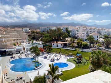2 bedroom apartment, 2 pools, large balcony, all amenities