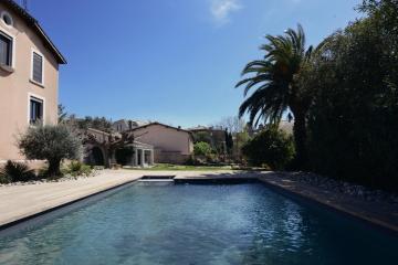 Le Clos Saint Jean, piscine et vue cite