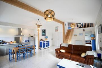 Maison individuelle 2 chambres, jardin privé et belle terrasse en bois