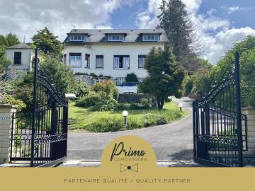 La Villa en Loire, avec Jacuzzi 6 places, Piscine chauffée, boulodrome, salle de jeu, 6 Chambres, vue Loire, 350M2