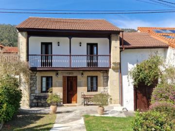 Casa rústica con jardín en Pesués