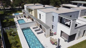 VILLA AVEC TERRASSE ET PISCINE
