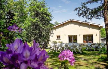 Stunning home in Saint-Vivien-de-Mdoc with 5 Bedrooms and WiFi