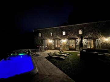 Mas de charme 150m2 2 à 8 personnes- Jacuzzi piscine