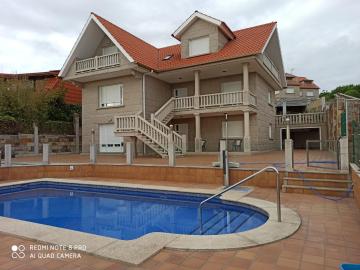 Villa con piscina en Sanxenxo con vistas al mar ideal para familias