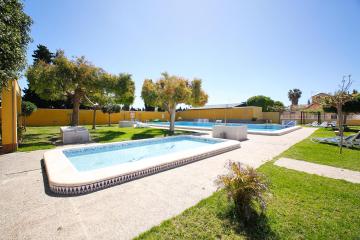 Low cost vacation house with pool