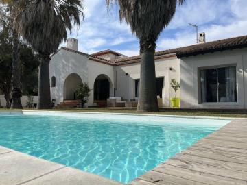 Villa avec magnifique piscine et grand jardin, à 2 pas du golf et de la plage