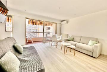 Charming and bright studio with balcony by Weekome