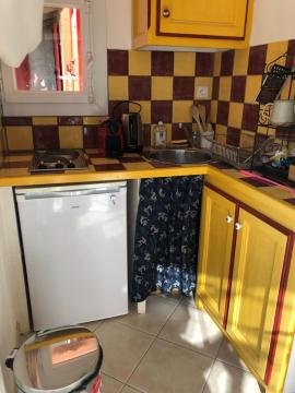 Petite maison entourée de lavande dans le Lubéron