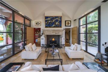 Located in a very quiet area within walking distance of the beaches and sailing club