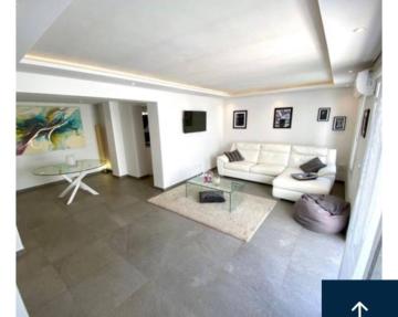 Petite maison moderne luxueuse.