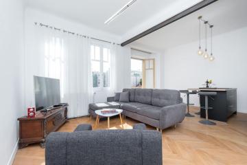Central 2 bedroom 2 bathroom apt, 10 mins to beach