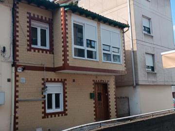 Casa con terraza en centro de Torrelavega