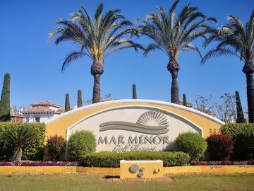 Modern 2 Bedroom Apartment With Communal Pool