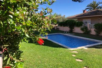 Cozy 3 bdrm home. Wifi and common pool.