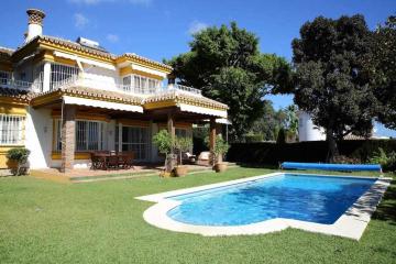 CALAHONDA Increíble villa con piscina y jardines