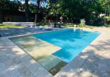 Château en ville dans cadre verdoyant et piscine