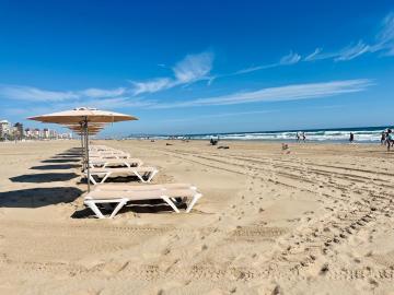 Casa Grau y playa, con dos apartamentos en segunda línea, opción barbacoa y patio