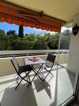 Apartment with a large terrace near the city center parking place
