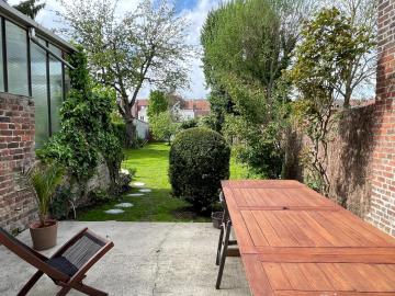 Belle maison avec grand jardin et garage privé