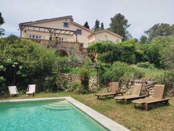 Maison avec piscine dans un écrin de verdure