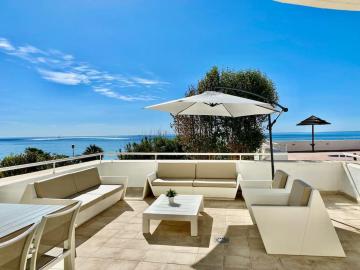 Primera línea Gran terraza frontal al mar Ideal familias