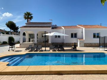 Villa con piscina, soleada, tranquila y céntrica