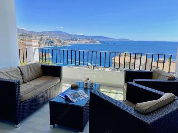 Amplia villa con piscina privada vistas al mar y WIFI