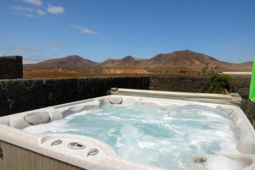 Villa Romance and Moonlight -Ideal for Couples, Hot tub, Pool, Lanzarote