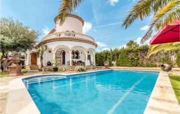 Nice Apartment In Miami Platja With 2 Bedrooms, Wifi And Outdoor Swimming Pool