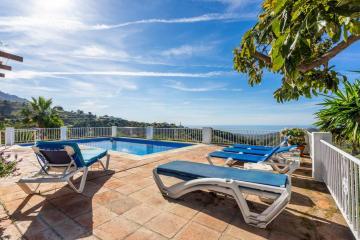Villa with private pool and magnificent sea views