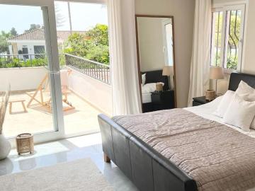 Stunning 5 BDRM Villa - By the Beach