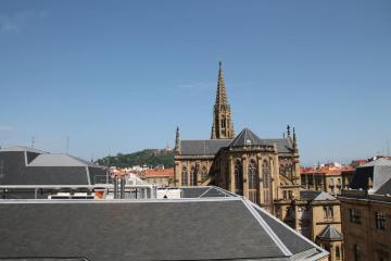 Luminoso apartamento con terraza y parking gratis.