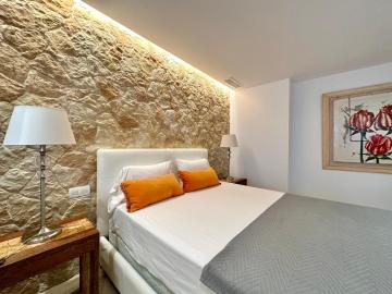 Luxury apt with gym and pool