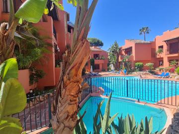 Luxury Spacious Penthouse & garage 150m to Beach