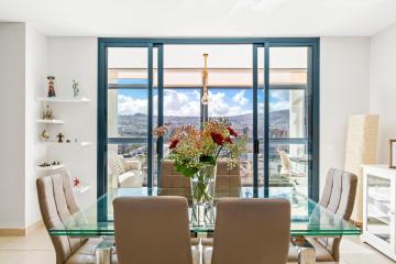 Luxury Flat in Skyscraper