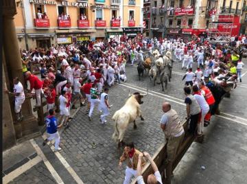 Running of the bulls view from my balconies - TuApartamento