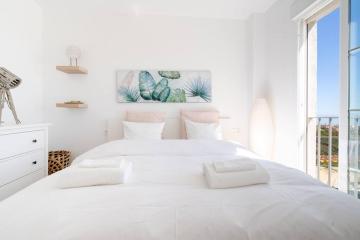 Newly renovated apt w amazing panoramic sea views!