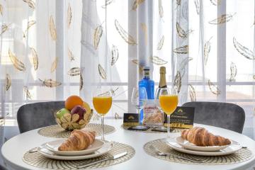 Reel Apartments- Walk to the beach and centre