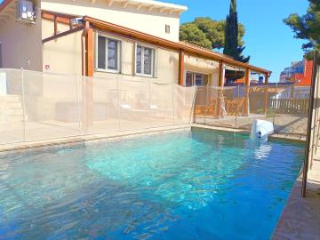 House with pool near Park Guell