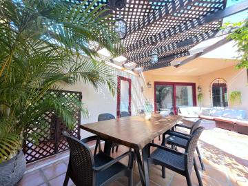 Stylish, spacious house a short walk from the sea
