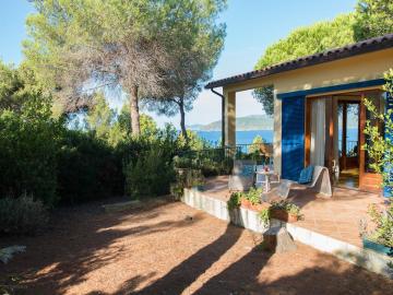 House with direct access and private terrace at sea only 10min from Capoliveri