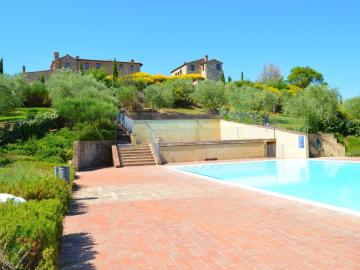 Apartment with 2 pools in the hills of Siena