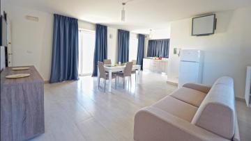 Leo Apartments