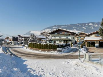 Large mountain view apartment in Piesendorf Walchen Salzburgerland with balcony