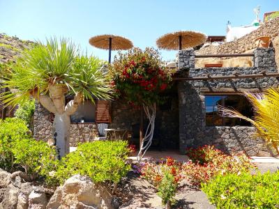 Castillo Lanzarote Villa 3 - Sleep in a Volcanic Cave