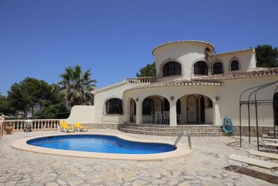 Superb villa with heated private pool - stunning sea and mountain views- Air con